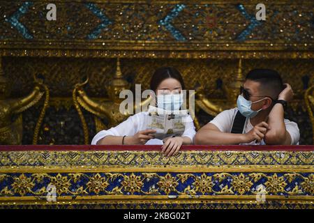 Un touriste portant un masque de protection visite à Wat Phra Kaew à Bangkok, Thaïlande, 01 février 2020. Les autorités sanitaires thaïlandaises intensifient la surveillance et l'inspection du nouveau coronavirus semblable au SRAS après que le ministère de la Santé publique a confirmé dix-neuf cas dans le pays. Jusqu'à présent, le virus a tué au moins 259 personnes et en a infecté environ 11 791 autres, principalement en Chine. (Photo par Anusak Laowilas/NurPhoto) Banque D'Images