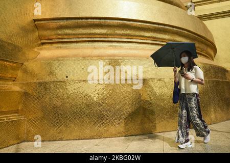 Un touriste portant un masque de protection visite à Wat Phra Kaew à Bangkok, Thaïlande, 01 février 2020. Les autorités sanitaires thaïlandaises intensifient la surveillance et l'inspection du nouveau coronavirus semblable au SRAS après que le ministère de la Santé publique a confirmé dix-neuf cas dans le pays. Jusqu'à présent, le virus a tué au moins 259 personnes et en a infecté environ 11 791 autres, principalement en Chine. (Photo par Anusak Laowilas/NurPhoto) Banque D'Images