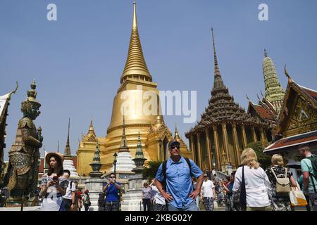 Visites touristiques à Wat Phra Kaew à Bangkok, Thaïlande, 01 février 2020. Les autorités sanitaires thaïlandaises intensifient la surveillance et l'inspection du nouveau coronavirus semblable au SRAS après que le ministère de la Santé publique a confirmé dix-neuf cas dans le pays. Jusqu'à présent, le virus a tué au moins 259 personnes et en a infecté environ 11 791 autres, principalement en Chine. (Photo par Anusak Laowilas/NurPhoto) Banque D'Images