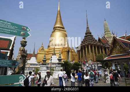 Visites touristiques à Wat Phra Kaew à Bangkok, Thaïlande, 01 février 2020. Les autorités sanitaires thaïlandaises intensifient la surveillance et l'inspection du nouveau coronavirus semblable au SRAS après que le ministère de la Santé publique a confirmé dix-neuf cas dans le pays. Jusqu'à présent, le virus a tué au moins 259 personnes et en a infecté environ 11 791 autres, principalement en Chine. (Photo par Anusak Laowilas/NurPhoto) Banque D'Images