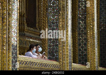 Visites touristiques à Wat Phra Kaew à Bangkok, Thaïlande, 01 février 2020. Les autorités sanitaires thaïlandaises intensifient la surveillance et l'inspection du nouveau coronavirus semblable au SRAS après que le ministère de la Santé publique a confirmé dix-neuf cas dans le pays. Jusqu'à présent, le virus a tué au moins 259 personnes et en a infecté environ 11 791 autres, principalement en Chine. (Photo par Anusak Laowilas/NurPhoto) Banque D'Images