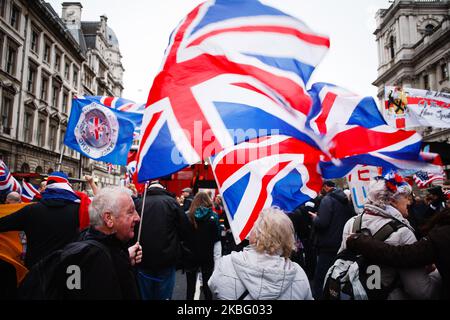 Les partisans du Brexit brandrent les drapeaux de l'Union Jack au milieu des célébrations dans la rue du Parlement à Londres, en Angleterre, sur 31 janvier 2020. La sortie de la Grande-Bretagne de l'Union européenne, aujourd'hui à 11pm heures, heure du Royaume-Uni (minuit à Bruxelles), vient plus de trois ans et demi depuis le référendum profondément polarisant sur l'adhésion à l'UE du pays, mais le moment ne met fin qu'à la première étape de la saga sur le Brexit, Avec la future relation du Royaume-Uni avec le bloc encore à négocier. Le Premier ministre britannique Boris Johnson a insisté sur le fait que la période de transition de 11 mois, dans laquelle les arrangements continuent pratiquement inchangés, n Banque D'Images