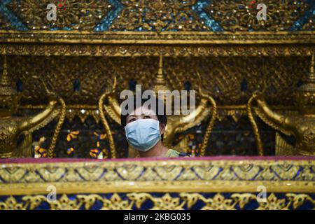 Un touriste portant un masque de protection visite à Wat Phra Kaew à Bangkok, Thaïlande, 01 février 2020. Les autorités sanitaires thaïlandaises intensifient la surveillance et l'inspection du nouveau coronavirus semblable au SRAS après que le ministère de la Santé publique a confirmé dix-neuf cas dans le pays. Jusqu'à présent, le virus a tué au moins 259 personnes et en a infecté environ 11 791 autres, principalement en Chine. (Photo par Anusak Laowilas/NurPhoto) Banque D'Images