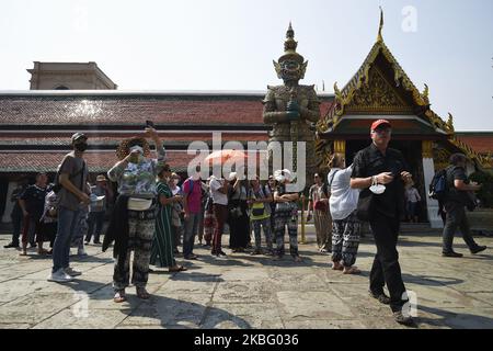 Visites touristiques à Wat Phra Kaew à Bangkok, Thaïlande, 01 février 2020. Les autorités sanitaires thaïlandaises intensifient la surveillance et l'inspection du nouveau coronavirus semblable au SRAS après que le ministère de la Santé publique a confirmé dix-neuf cas dans le pays. Jusqu'à présent, le virus a tué au moins 259 personnes et en a infecté environ 11 791 autres, principalement en Chine. (Photo par Anusak Laowilas/NurPhoto) Banque D'Images