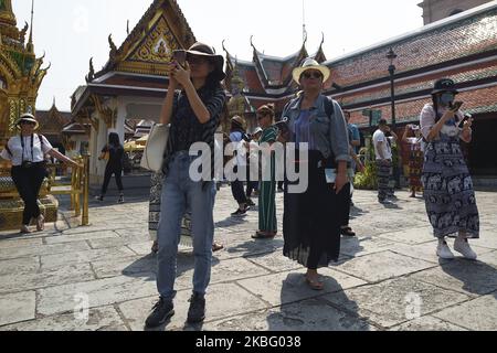 Visites touristiques à Wat Phra Kaew à Bangkok, Thaïlande, 01 février 2020. Les autorités sanitaires thaïlandaises intensifient la surveillance et l'inspection du nouveau coronavirus semblable au SRAS après que le ministère de la Santé publique a confirmé dix-neuf cas dans le pays. Jusqu'à présent, le virus a tué au moins 259 personnes et en a infecté environ 11 791 autres, principalement en Chine. (Photo par Anusak Laowilas/NurPhoto) Banque D'Images