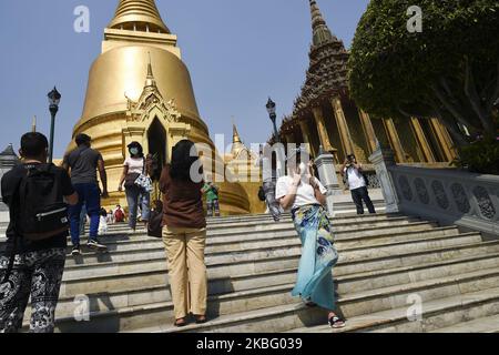 Un touriste portant un masque de protection visite à Wat Phra Kaew à Bangkok, Thaïlande, 01 février 2020. Les autorités sanitaires thaïlandaises intensifient la surveillance et l'inspection du nouveau coronavirus semblable au SRAS après que le ministère de la Santé publique a confirmé dix-neuf cas dans le pays. Jusqu'à présent, le virus a tué au moins 259 personnes et en a infecté environ 11 791 autres, principalement en Chine. (Photo par Anusak Laowilas/NurPhoto) Banque D'Images