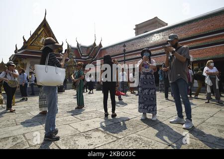 Visites touristiques à Wat Phra Kaew à Bangkok, Thaïlande, 01 février 2020. Les autorités sanitaires thaïlandaises intensifient la surveillance et l'inspection du nouveau coronavirus semblable au SRAS après que le ministère de la Santé publique a confirmé dix-neuf cas dans le pays. Jusqu'à présent, le virus a tué au moins 259 personnes et en a infecté environ 11 791 autres, principalement en Chine. (Photo par Anusak Laowilas/NurPhoto) Banque D'Images