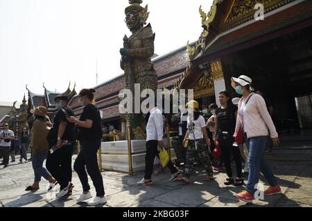 Un touriste portant un masque de protection visite à Wat Phra Kaew à Bangkok, Thaïlande, 01 février 2020. Les autorités sanitaires thaïlandaises intensifient la surveillance et l'inspection du nouveau coronavirus semblable au SRAS après que le ministère de la Santé publique a confirmé dix-neuf cas dans le pays. Jusqu'à présent, le virus a tué au moins 259 personnes et en a infecté environ 11 791 autres, principalement en Chine. (Photo par Anusak Laowilas/NurPhoto) Banque D'Images