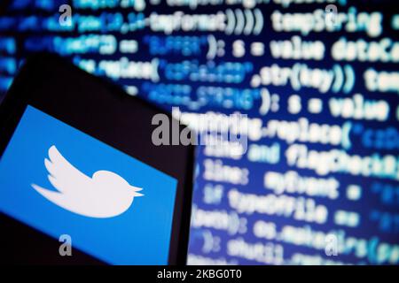 Dans cette illustration, un logo Twitter App est affiché sur un smartphone le 1st février 2020 à Athènes, Grèce. (Photo de Nikolas Kokovovlis/NurPhoto) Banque D'Images