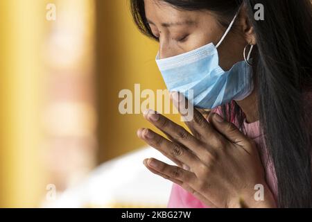 Une femme porte un masque protecteur alors qu'elle priait à la pagode Shwe Dagon à Yangon, au Myanmar, sur 02 février 2020. Samedi, le gouvernement du Myanmar a suspendu les visas à l'arrivée des touristes chinois. Les organisations mondiales de la santé (OMS) ont déclaré que l'épidémie de coronavirus était une urgence mondiale au 30 janvier 2020. Le nombre de décès dus à l'épidémie virale a grimpé à plus de 300 et plus de 14 000 cas ont été confirmés dans le monde entier. (Photo de Shwe Paw Mya Tin/NurPhoto) Banque D'Images