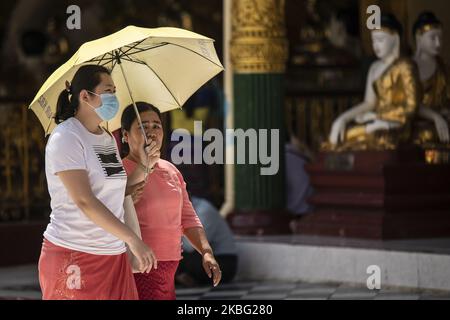Une femme porte un masque protecteur lorsqu'elle visite la pagode Shwe Dagon à Yangon, au Myanmar, sur 02 février 2020. Samedi, le gouvernement du Myanmar a suspendu les visas à l'arrivée des touristes chinois. Les organisations mondiales de la santé (OMS) ont déclaré que l'épidémie de coronavirus était une urgence mondiale au 30 janvier 2020. Le nombre de décès dus à l'épidémie virale a grimpé à plus de 300 et plus de 14 000 cas ont été confirmés dans le monde entier. (Photo de Shwe Paw Mya Tin/NurPhoto) Banque D'Images
