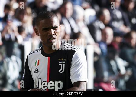 Juventus avance Douglas Costa (11) regarde pendant le match de football de la série A n.22 JUVENTUS - FIORENTINA sur 02 février 2020 au stade Allianz à Turin, Piémont, Italie. (Photo de Matteo Bottanelli/NurPhoto) Banque D'Images