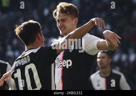 Le défenseur de Juventus Matthijs de Ligt (4) célèbre avec le joueur de Juventus, Paulo Dybala (10), après avoir marquant son objectif de faire de lui 3-0 lors du match de football de la Serie n.22 JUVENTUS - FIORENTINA sur 02 février 2020 au stade Allianz de Turin, Piémont, Italie. (Photo de Matteo Bottanelli/NurPhoto) Banque D'Images