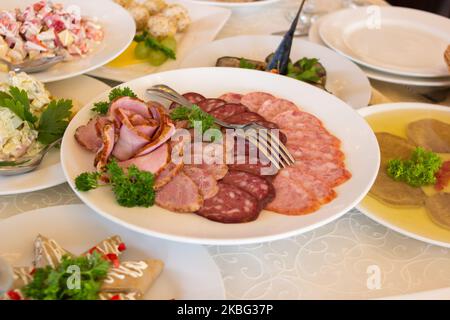 délicieux plat de saucisses en tranches lors d'un mariage au restaurant Banque D'Images