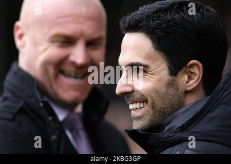 Mikel Arteta, gestionnaire de l'arsenal, salue Sean Dyche, gestionnaire de Burnley, avant le match de la Premier League entre Burnley et Arsenal à Turf Moor, Burnley, le dimanche 2nd février 2020. (Photo de Tim Markland/MI News/NurPhoto) Banque D'Images