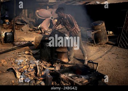 Un ouvrier pour enfants travaille dans un chantier naval de Keraniganj, près de Dhaka, au Bangladesh, le dimanche février. 02, 2020. Les travailleurs engagés dans la construction de traversiers, de navires, de lancements impliquant le soudage, la découpe et la peinture gagnent moins de 5 dollars par jour. (Photo de Syed Mahamudur Rahman/NurPhoto) Banque D'Images