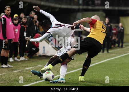 Jean-Daniel Akpa Akpro (USA Salernitana), Luca Caldirola (Benevento Calcio) pendant le match de football de la Serie B italienne de derby entre Benevento Calcio et US Salernitana au stade Ciro Vigorito à Benevento, Italie sur 2 février 2020 (photo de Paolo Manzo/NurPhoto) Banque D'Images