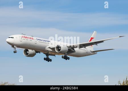 China Eastern Airlines Boeing 777-300, avion commercial vu lors de l'atterrissage final à l'aéroport international John F. Kennedy de New York JFK, États-Unis, le 23 janvier 2020. L'avion long-courrier à corps large est immatriculé B-2021 et est alimenté par 2x moteurs à jet GE. MU ces est un important transporteur aérien chinois, est le deuxième en importance en Chine, un membre de l'alliance aérienne SkyTeam avec son principal hub à Shanghai et une flotte de 522 avions de ligne. NYC, Etats-Unis d'Amérique (photo de Nicolas Economou/NurPhoto) Banque D'Images