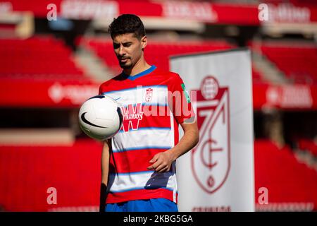 Gil Dias, joueur portugais de milieu de terrain de Grenade CF, pose lors de sa présentation officielle au stade Nuevo Los Carmenes à 3 février 2020, à Grenade, en Espagne. (Photo de Fermin Rodriguez/NurPhoto) Banque D'Images