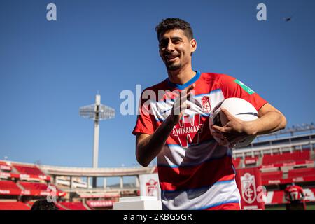 Gil Dias, joueur portugais de milieu de terrain de Grenade CF, pose lors de sa présentation officielle au stade Nuevo Los Carmenes à 3 février 2020, à Grenade, en Espagne. (Photo de Fermin Rodriguez/NurPhoto) Banque D'Images