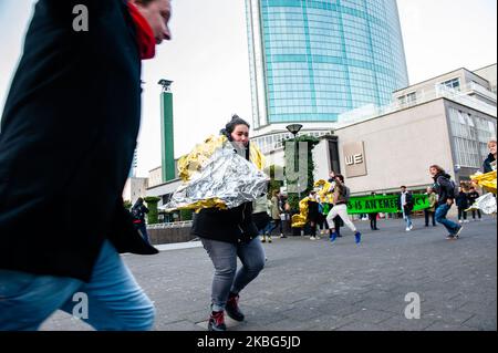 Un groupe d'activistes XR se fait paniquer pendant que l'alarme de sirène se joue, pendant la troisième extinction de la rébellion Die in action, à Rotterdam sur 3 février 2020. (Photo par Romy Arroyo Fernandez/NurPhoto) Banque D'Images