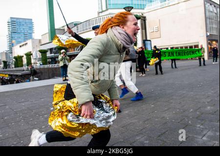 Un groupe d'activistes XR se fait paniquer pendant que l'alarme de sirène se joue, pendant la troisième extinction de la rébellion Die in action, à Rotterdam sur 3 février 2020. (Photo par Romy Arroyo Fernandez/NurPhoto) Banque D'Images