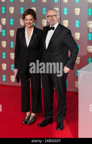 Jonathan Pryce (R) et Kate Fahy assistent à la cérémonie des Prix du film de l'EE British Academy au Royal Albert Hall le 02 février 2020 à Londres, en Angleterre. (Photo de Wiktor Szymanowicz/NurPhoto) Banque D'Images