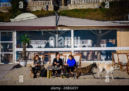 Bulgarie Winter High Temperature Record Broken les Bulgares s'apprécient lors d'une journée d'hiver ensoleillée à la plage de Varna, à environ 450 km à l'est de la capitale bulgare Sofia, le 3 février 2020. Les températures du devraient monter à 20 degrés Celsius (68 degrés Fahrenheit). Un record de plus de 50 ans de température élevée a été brisé le 2 février, car la température a atteint 19 degrés Celsius (environ 66 degrés Fahrenheit). Le temps est censé être exceptionnellement chaud pour les 3-4 prochains jours. (Photo par Petko Momchilov/impact Press GroupNurPhoto) Banque D'Images