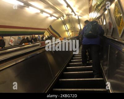 Les gens utilisent un escalier mécanique dans le métro de Londres, dans le centre de Londres, au Royaume-Uni, sur 1 février 2020. (Photo par Mairo Cinquetti/NurPhoto) Banque D'Images