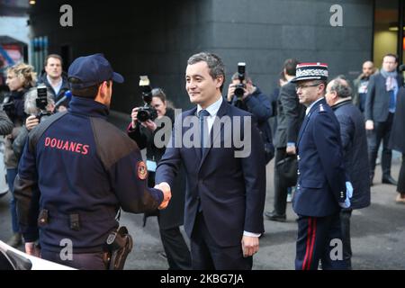 Le ministre français de l'action publique et de la comptabilité, Gerald Darmanin (L), arrive au service régional des douanes de Paris à 04 février 2020 pour présenter les résultats du plan national de mobilisation des douanes contre le trafic du tabac et des cigarettes en 2019. (Photo de Michel Stoupak/NurPhoto) Banque D'Images