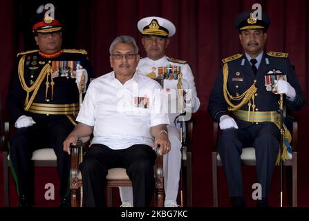 Le président du Sri Lanka, Gotabaya Rajapaksa (première rangée assise), ainsi que le commandant de l'armée, Shavendra Silva (L), le chef de la marine, Piyal de Silva (2R), le chef de l'armée de l'air, Sumangala Dias (R), ont assisté aux célébrations de la Journée de l'indépendance du Sri Lanka en 72nd à Colombo, au 4 février 2020. (Photo d'Akila Jayawardana/NurPhoto) Banque D'Images