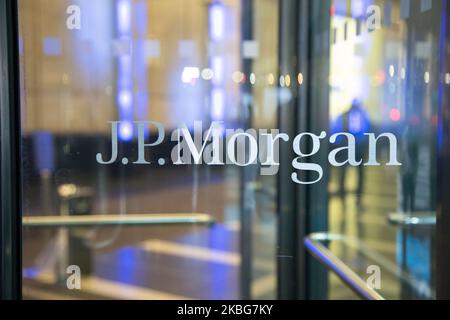 Le J.P. Logo Morgan à l'entrée d'un immeuble de bureaux en verre à Midtown Manhattan, New York, États-Unis, le 23 janvier 2020. JPMorgan Chase & Co. Est une banque d'investissement multinationale américaine et une société de portefeuille de services financiers dont le siège est à New York. NY, Etats-Unis (photo de Nicolas Economou/NurPhoto) Banque D'Images