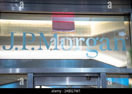 Le J.P. Logo Morgan à l'entrée d'un immeuble de bureaux en verre à Midtown Manhattan, New York, États-Unis, le 23 janvier 2020. JPMorgan Chase & Co. Est une banque d'investissement multinationale américaine et une société de portefeuille de services financiers dont le siège est à New York. NY, Etats-Unis (photo de Nicolas Economou/NurPhoto) Banque D'Images