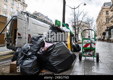 Des piles de gargages sont vues après la grève du syndicat des collecteurs de déchets contre la réforme des retraites à Paris, en France, sur 04 février 2020. Dans plusieurs parties de Paris, les trottoirs sont pleins de trashes que les collecteurs d'ordures ne peuvent pas obtenir, cause de la grève de 3 incinérateurs de traitement des déchets juste à l'extérieur de Paris, le 17th district, 8 e district et le 5th, Sont très touchés par cette grève contre la réforme des retraites du gouvernement.les trottoirs de Paris sont devenus des cours d'obstacles de surcirculation des bennes à roues après 10 jours de blocus dans les usines d'incinération de la ville. Les tas de déchets ont du rais Banque D'Images