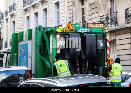 Des piles de gargages sont vues après la grève du syndicat des collecteurs de déchets contre la réforme des retraites à Paris, en France, sur 04 février 2020. Dans plusieurs parties de Paris, les trottoirs sont pleins de trashes que les collecteurs d'ordures ne peuvent pas obtenir, cause de la grève de 3 incinérateurs de traitement des déchets juste à l'extérieur de Paris, le 17th district, 8 e district et le 5th, Sont très touchés par cette grève contre la réforme des retraites du gouvernement.les trottoirs de Paris sont devenus des cours d'obstacles de surcirculation des bennes à roues après 10 jours de blocus dans les usines d'incinération de la ville. Les tas de déchets ont du rais Banque D'Images