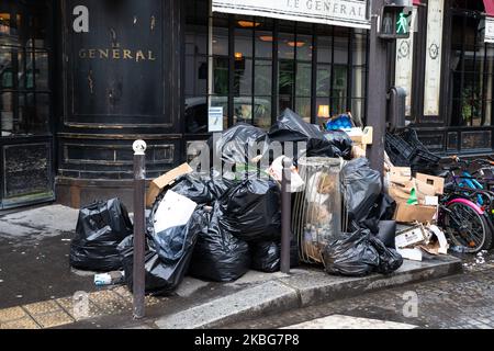 Des piles de gargages sont vues après la grève du syndicat des collecteurs de déchets contre la réforme des retraites à Paris, en France, sur 04 février 2020. Dans plusieurs parties de Paris, les trottoirs sont pleins de trashes que les collecteurs d'ordures ne peuvent pas obtenir, cause de la grève de 3 incinérateurs de traitement des déchets juste à l'extérieur de Paris, le 17th district, 8 e district et le 5th, Sont très touchés par cette grève contre la réforme des retraites du gouvernement.les trottoirs de Paris sont devenus des cours d'obstacles de surcirculation des bennes à roues après 10 jours de blocus dans les usines d'incinération de la ville. Les tas de déchets ont du rais Banque D'Images