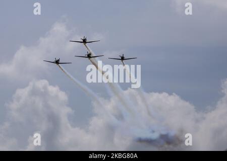 Attraction de l'équipe aérospatiale Jupiter avec l'avion Wong Bee KT-1B, l'équipe aérospatiale Jupiter en action au salon statique de Batam Sky, mardi (2/2/2020). Cette performance est dans le contexte de la formation avant la préparation du salon de l'aéronautique de Singapour. Toutes les activités sont effectuées à l'aéroport VIP Hang Nadim. 'Toutes les formations ou attractions qui seront exposées à Hang Nadim, seront affichées dans le ciel de Batam (photo de Teguh Prihatna/NurPhoto) Banque D'Images