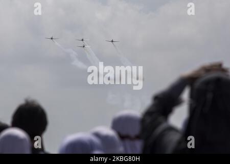 Attraction de l'équipe aérospatiale Jupiter avec l'avion Wong Bee KT-1B, l'équipe aérospatiale Jupiter en action au salon statique de Batam Sky, mardi (2/2/2020). Cette performance est dans le contexte de la formation avant la préparation du salon de l'aéronautique de Singapour. Toutes les activités sont effectuées à l'aéroport VIP Hang Nadim. 'Toutes les formations ou attractions qui seront exposées à Hang Nadim, seront affichées dans le ciel de Batam (photo de Teguh Prihatna/NurPhoto) Banque D'Images