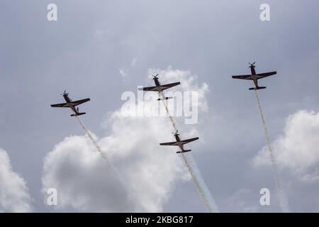 Attraction de l'équipe aérospatiale Jupiter avec l'avion Wong Bee KT-1B, l'équipe aérospatiale Jupiter en action au salon statique de Batam Sky, mardi (2/2/2020). Cette performance est dans le contexte de la formation avant la préparation du salon de l'aéronautique de Singapour. Toutes les activités sont effectuées à l'aéroport VIP Hang Nadim. 'Toutes les formations ou attractions qui seront exposées à Hang Nadim, seront affichées dans le ciel de Batam (photo de Teguh Prihatna/NurPhoto) Banque D'Images