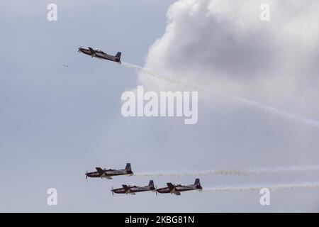 Attraction de l'équipe aérospatiale Jupiter avec l'avion Wong Bee KT-1B, l'équipe aérospatiale Jupiter en action au salon statique de Batam Sky, mardi (2/2/2020). Cette performance est dans le contexte de la formation avant la préparation du salon de l'aéronautique de Singapour. Toutes les activités sont effectuées à l'aéroport VIP Hang Nadim. 'Toutes les formations ou attractions qui seront exposées à Hang Nadim, seront affichées dans le ciel de Batam (photo de Teguh Prihatna/NurPhoto) Banque D'Images