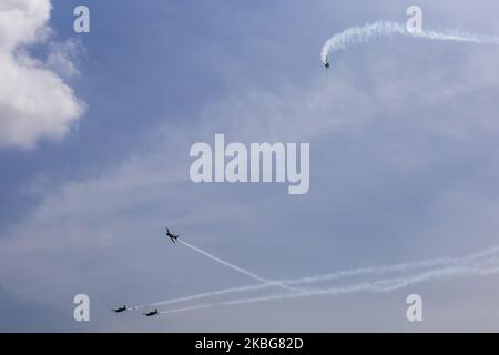 Attraction de l'équipe aérospatiale Jupiter avec l'avion Wong Bee KT-1B, l'équipe aérospatiale Jupiter en action au salon statique de Batam Sky, mardi (2/2/2020). Cette performance est dans le contexte de la formation avant la préparation du salon de l'aéronautique de Singapour. Toutes les activités sont effectuées à l'aéroport VIP Hang Nadim. 'Toutes les formations ou attractions qui seront exposées à Hang Nadim, seront affichées dans le ciel de Batam (photo de Teguh Prihatna/NurPhoto) Banque D'Images