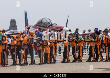 Attraction de l'équipe aérospatiale Jupiter avec l'avion Wong Bee KT-1B, l'équipe aérospatiale Jupiter en action au salon statique de Batam Sky, mardi (2/2/2020). Cette performance est dans le contexte de la formation avant la préparation du salon de l'aéronautique de Singapour. Toutes les activités sont effectuées à l'aéroport VIP Hang Nadim. 'Toutes les formations ou attractions qui seront exposées à Hang Nadim, seront affichées dans le ciel de Batam (photo de Teguh Prihatna/NurPhoto) Banque D'Images