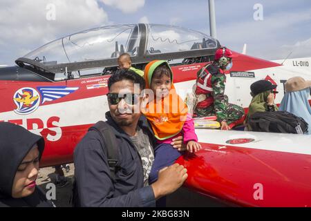 Attraction de l'équipe aérospatiale Jupiter avec l'avion Wong Bee KT-1B, l'équipe aérospatiale Jupiter en action au salon statique de Batam Sky, mardi (2/2/2020). Cette performance est dans le contexte de la formation avant la préparation du salon de l'aéronautique de Singapour. Toutes les activités sont effectuées à l'aéroport VIP Hang Nadim. 'Toutes les formations ou attractions qui seront exposées à Hang Nadim, seront affichées dans le ciel de Batam (photo de Teguh Prihatna/NurPhoto) Banque D'Images