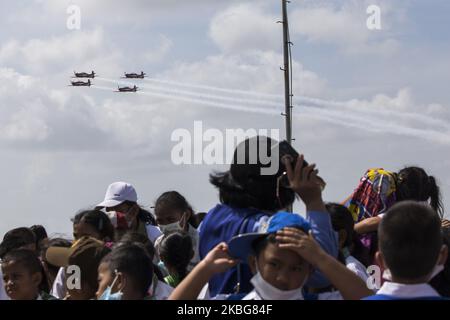 Attraction de l'équipe aérospatiale Jupiter avec l'avion Wong Bee KT-1B, l'équipe aérospatiale Jupiter en action au salon statique de Batam Sky, mardi (2/2/2020). Cette performance est dans le contexte de la formation avant la préparation du salon de l'aéronautique de Singapour. Toutes les activités sont effectuées à l'aéroport VIP Hang Nadim. 'Toutes les formations ou attractions qui seront exposées à Hang Nadim, seront affichées dans le ciel de Batam (photo de Teguh Prihatna/NurPhoto) Banque D'Images