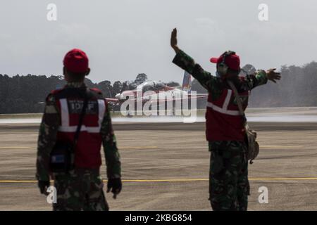 Attraction de l'équipe aérospatiale Jupiter avec l'avion Wong Bee KT-1B, l'équipe aérospatiale Jupiter en action au salon statique de Batam Sky, mardi (2/2/2020). Cette performance est dans le contexte de la formation avant la préparation du salon de l'aéronautique de Singapour. Toutes les activités sont effectuées à l'aéroport VIP Hang Nadim. 'Toutes les formations ou attractions qui seront exposées à Hang Nadim, seront affichées dans le ciel de Batam (photo de Teguh Prihatna/NurPhoto) Banque D'Images