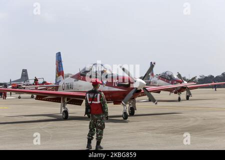 Attraction de l'équipe aérospatiale Jupiter avec l'avion Wong Bee KT-1B, l'équipe aérospatiale Jupiter en action au salon statique de Batam Sky, mardi (2/2/2020). Cette performance est dans le contexte de la formation avant la préparation du salon de l'aéronautique de Singapour. Toutes les activités sont effectuées à l'aéroport VIP Hang Nadim. 'Toutes les formations ou attractions qui seront exposées à Hang Nadim, seront affichées dans le ciel de Batam (photo de Teguh Prihatna/NurPhoto) Banque D'Images