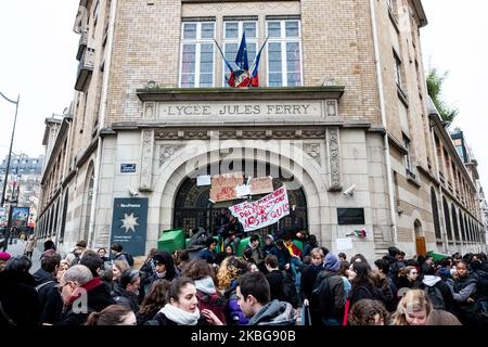 Comme beaucoup d'autres lycéens partout en France, certains étudiants, avec quelques parents et enseignants, le 5 février 2020, ont bloqué le lycée Jules Ferry à Paris, France, pour protester contre le test E3C, le nouveau baccalauréat et réussir à faire annuler le test pour la journée (photo de Jérôme Gilles/NurPhoto) Banque D'Images