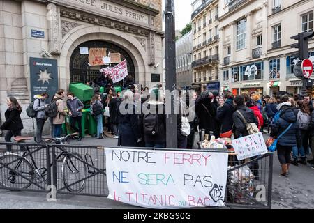 Comme beaucoup d'autres lycéens partout en France, certains étudiants, avec quelques parents et enseignants, le 5 février 2020, ont bloqué le lycée Jules Ferry à Paris, France, pour protester contre le test E3C, le nouveau baccalauréat et réussir à faire annuler le test pour la journée (photo de Jérôme Gilles/NurPhoto) Banque D'Images