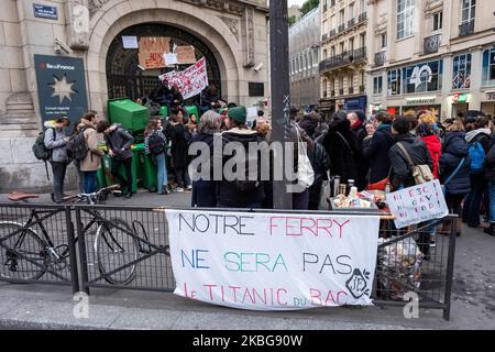 Comme beaucoup d'autres lycéens partout en France, certains étudiants, avec quelques parents et enseignants, le 5 février 2020, ont bloqué le lycée Jules Ferry à Paris, France, pour protester contre le test E3C, le nouveau baccalauréat et réussir à faire annuler le test pour la journée (photo de Jérôme Gilles/NurPhoto) Banque D'Images