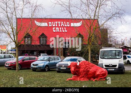 Brétigny-sur-orge, France, 28 janvier 2020. Vue sur le restaurant Buffalo Grill et son nouveau concept d'inspiration américaine. Le célèbre toit rouge ne change pas, mais la décoration extérieure et intérieure a été entièrement repensée. (Photo par Emeric Fohlen/NurPhoto) Banque D'Images